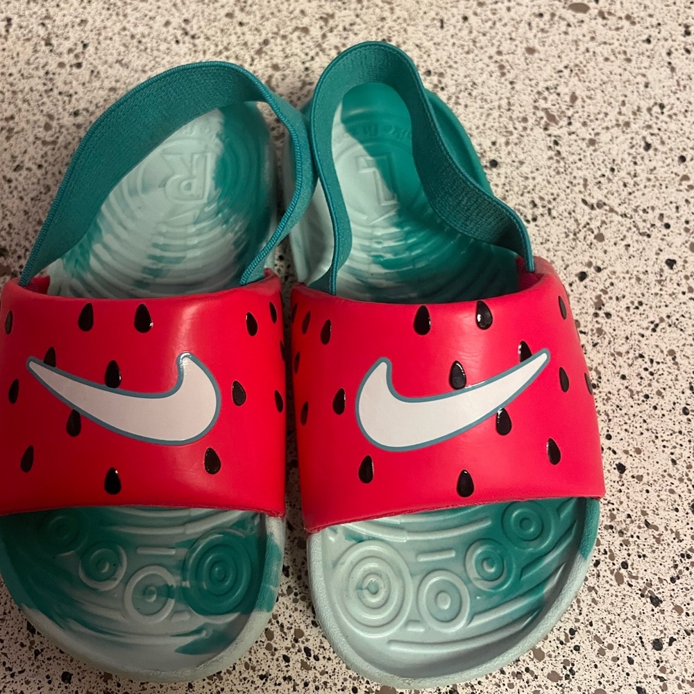 Size 7 nike sandals